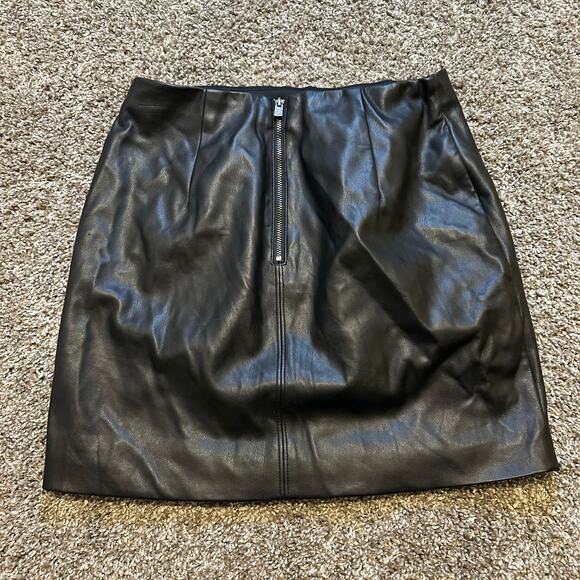 HOLLISTER Women's Faux Leather Mini Skirt Size XS In Black - Picture 2 of 8